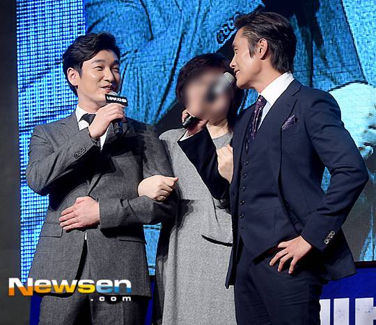 12월4일 열린 영화 ‘내부자들’흥행 쇼케이스 오픈 토크에 참석, '봄비'를 부르고 있는 이병헌(오른쪽)과 조승우(사진=뉴스엔 이지숙 기자)