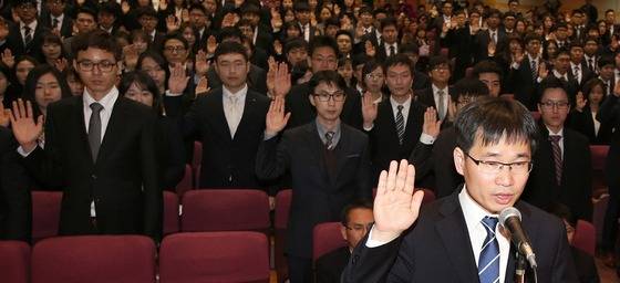 지난 3월2일 오전 경기 고양시 사법연수원 대강당에서 열린 제46기 사법연수원생 입소식에서 연수생들이 선서를 하고 있다. /사진제공=뉴스1