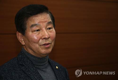 땀 흘리는 박대동 의원     (울산=연합뉴스) 이상현 기자 = 새누리당 박대동 의원(울산 북구)이 7일 울산시의회 프레스센터에서 '비서관 월급 상납 강요' 논란과 관련 기자회견을 열고 "모든 것이 제 부덕 때문이며 책임을 통감한다"고 말하고 있다.