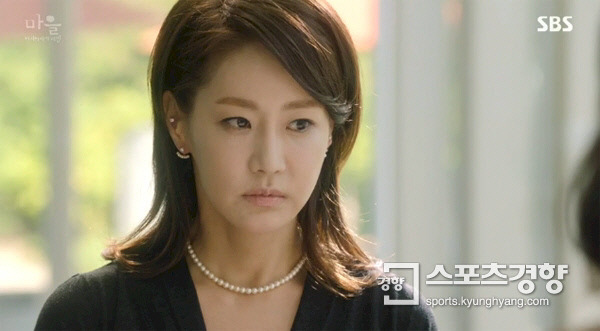 신은경은 최근 종영한 SBS 드라마 &amp;lt;마을-아치아라의 비밀&amp;gt;에서 성폭행으로 낳게 된 딸을 괴물처럼 여기는 엄마 윤지숙 역을 연기했다.