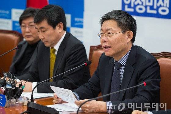 최재천 새정치민주연합 정책위의장이 10일 서울 여의도 국회에서 열린 정책조정회의에서 의장직 사퇴를 밝히고 있다.최 의장은 이날 "당의 분열과 혼돈에 대한 정치적 책임에 예외일 수 없다"며 "명료한 책임의식으로, 정치적 결단에 대한 강력한 재촉으로 정책위의장직을 내려놓고자 한다"고 밝혔다. 2015.12.10/뉴스1