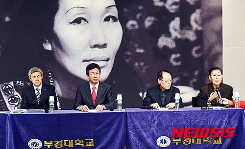 【부산=뉴시스】하경민 기자 = 고(故) 천경자 화백의 장녀 이혜선 씨가 11일 오후 부산 남구 부경대 대연캠퍼스 동원장보고관 3층 리더십홀에서 기자회견을 열고 천 화백의 작품(1000여점)과 개인 소장품 등 총 4000여 점을 부경대에 기증한다고 밝히고 있다.   이에 부경대는 2020년까지 60억원을 투입해 '천경자 기념미술관'을 건립할 계획이다.    사진 오른쪽부터 이혜선 씨, 윤광운 명예교수, 김영섭 총장, 이상호 기획처장. 2015.12.11. (사진=부경대 제공)   yulnetphoto@newsis.com