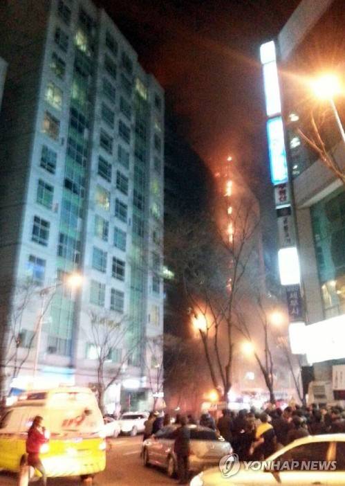 성남 분당 13층 상가서 불 (성남=연합뉴스) 11일 오후 8시 18분께 경기도 성남시 분당구 수내동의 13층짜리 상가건물 1층에서 불이 나 건물에 있던 250여명이 대피했다. 소방당국은 1시간여 만에 화재를 모두 진압했다. 2015.12.11 <<김원병씨 제공>> kyh@yna.co.kr