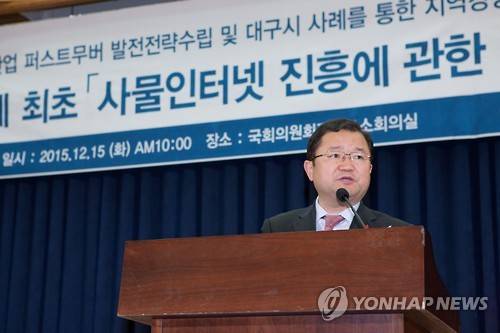 최재유 차관, '사물인터넷 진흥에 관한 법률안 제정을 위한 입법 공청회' 축사      (서울=연합뉴스) 15일 오전 서울 영등포구 국회의원회관 소회의실에서 열린 '사물인터넷 진흥에 관한 법률안 제정을 위한 입법 공청회'에서 최재유 미래창조과학부 제2차관이 축사를 하고 있다. 2015.12.15 << 미래창조과학부 제공 >>     photo@yna.co.kr