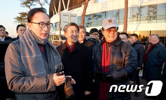 이명박 전 대통령이 17일 오후 경기도 여주시 한강문화관센터에서 차량에 탑승하기 전 이야기를 나누고 있다. 이날 모임에는  이명박 정부 시절 전직 청와대 수석·장관 및 친이계 전·현직 의원들이 참석했다. © News1 이재명 기자