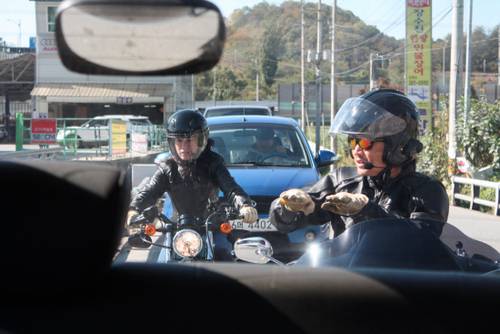 모든 것을 탈탈 털어 전수해 주시려는 안태희 컨설턴트님, 반면 딴생각에 빠진 기자