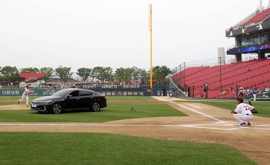 유동훈과 김상훈이 선보인 퍼포먼스 장면. /사진=KIA 타이거즈 제공