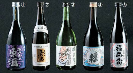 ①‘겐베이노’ 겐슈: 일본식 청주가 너무 밋밋하다고 느끼는 사람에게 추천. 알코올 도수 19%로 뜨겁게 마시면 쓴맛은 줄어들고 ‘드라이’한 맛만 남아. 생산지 교토. ②‘다마노 히카리야마하이’ 준마이 긴조: 쌀로만 발효한 ‘준마이’사케의 상(上)급. 천연 유산균의 진한 맛이 높은 온도에서 더 두드러져. 생산지 교토. ③‘베시’ 도쿠베쓰 준마이: 일본 현지에서 가장 많은 판매량. 일반 준마이 주(酒)의 달착지근함과 달리 산뜻한 맛과 향으로 특히 데웠을 때 향이 일품. 생산지 아이치현. ④‘벳센’ 호라이센: 깔끔하고 가벼운 향 덕에 질리지 않고 마실 수 있다는 평가. 생산지 아이치현. ⑤‘후쿠마사무네’ 구로코지 준마이: 황색 누룩을 주로 사용하는 사케와 달리 검은 누룩을 사용해 뒷맛이 깔끔. 튀김 요리와의 궁합이 발군. 생산지 니가타현. [사진=임현동 기자, 촬영 협조= 장선생 요리 스튜디오]