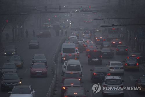 지난해 12월 25일(현지시간) 크리스마스를 맞아 분주한 중국 베이징 시내가 희뿌연 스모그로 뒤덮여 있다.  lkm@yna.co.kr