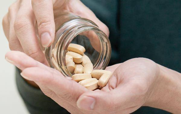 [헬스조선]비타민B12는 수용성으로 요리과정에서 대부분 파괴되고, 나이가 들수록 체내 흡수율이 떨어지기 때문에 비타민B12 영양제를 따로 챙겨먹는 것이 좋다./사진=헬스조선 DB