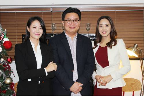 서경덕 교수(사진 가운데)가 문지애.이지애 아나운서와 함께 한 사진.