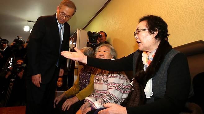 항의하고 있는 정대협 쉼터 위안부 피해자 이용수 할머니