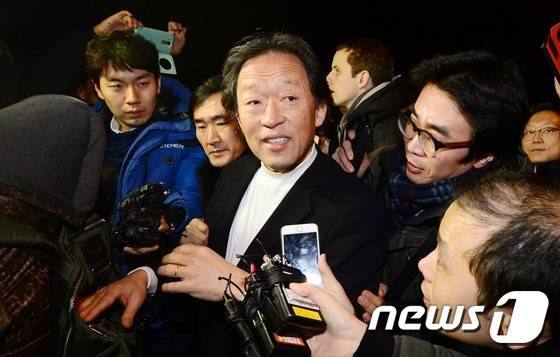 정명훈 서울시향 예술감독이 30일 오후 서울 서초구 예술의전당에서 열린 마지막 공연을 마치고 공연장을 떠나고 있다.2015.12.30/뉴스1 © News1 민경석 기자