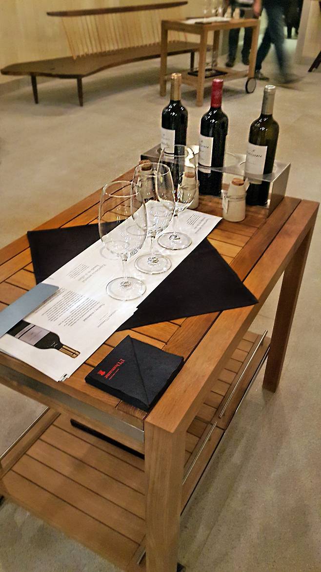 스파 시작전 테스트를 위한 와인 테이블