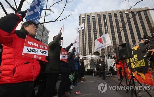 민주노총, 노동관련 정부지침 규탄      (서울=연합뉴스) 임헌정 기자 = 민주노총 관계자들이 30일 오전 서울 종로구 세종대로 정부서울청사 앞에서 고용노동부의 일반해고, 취업규칙 불이익 변경 요건 완화 등에 정부안 발표를 규탄하는 집회를 하며 구호를 외치고 있다.