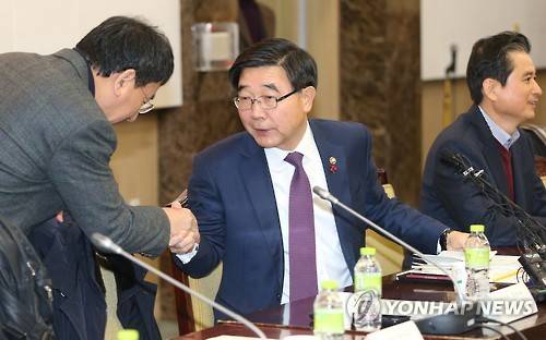 전문가 간담회 참석자들과 악수하는 이기권 장관     (서울=연합뉴스) 김주성 기자 = 이기권 고용노동부 장관이 30일 오전 정부서울청사에서 열린 '직무능력과 성과 중심 인력운영 가이드북 및 취업규칙 지침 관련 전문가 간담회'에 참석, 노사관계, 노동법 등 관련 전문가들과 악수하고 있다.