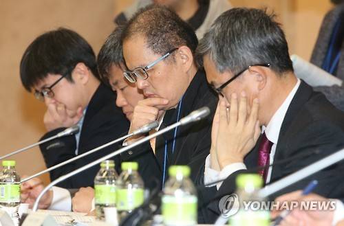 '일반해고 지침' 정부안 발표 듣는 전문가들     (서울=연합뉴스) 김주성 기자 = 30일 오전 정부서울청사에서 열린 '직무능력과 성과 중심 인력운영 가이드북 및 취업규칙 지침 관련 전문가 간담회'에서 노사관계, 노동법 등 관련 전문가들이 일반해고 및 취업규칙 변경요건 완화 지침 정부안을 발표를 경청하고 있다.