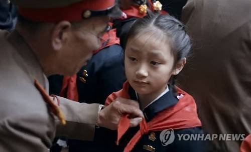 '부모도 집도 가짜'…北 체제 민낯 드러낸 러시아 다큐영화     (서울=연합뉴스) 권수현 기자 = 러시아 출신 다큐멘터리 영화 거장 비탈리 만스키 감독이 북한 주민의 생활상과 북한 당국의 체제 선전 등을 담은 영화 '태양 아래'(Under the Sun) 의 한장면.      북한 평양에 사는 8세 소녀의 생활을 다룬 이 영화는 북한 당국이 출연자의 집과 직업 등 배경을 조작하는 등 체제선전 의도를 적나라하게 드러냈다. 2015.12.30 << 영화 트레일러 캡처 >>      inishmore@yna.co.kr