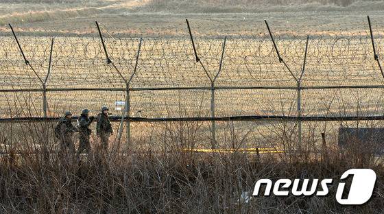북한이 수소폭탄 핵실험을 했다고 밝힌 지난 6일 경기도 파주시 임진각 인근 철책에서 군 병력이 경계근무를 하고 있다. 2016.1.6/뉴스1 © News1 박세연 기자