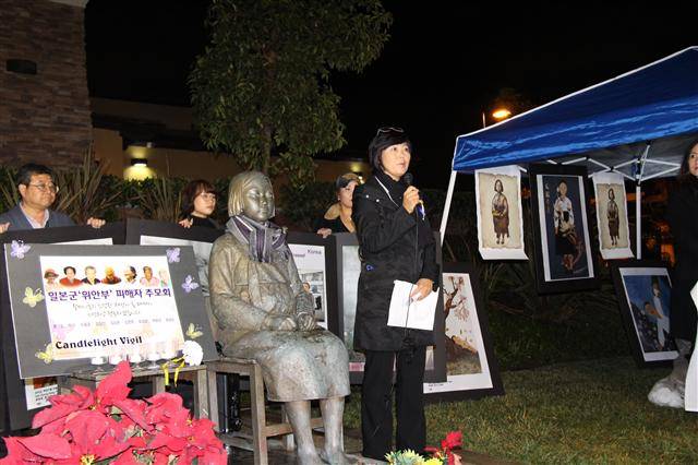 미국 로스앤젤레스 북쪽 글렌데일시 도서관 소녀상 앞에서 집회가 열렸다. 글렌데일/연합뉴스