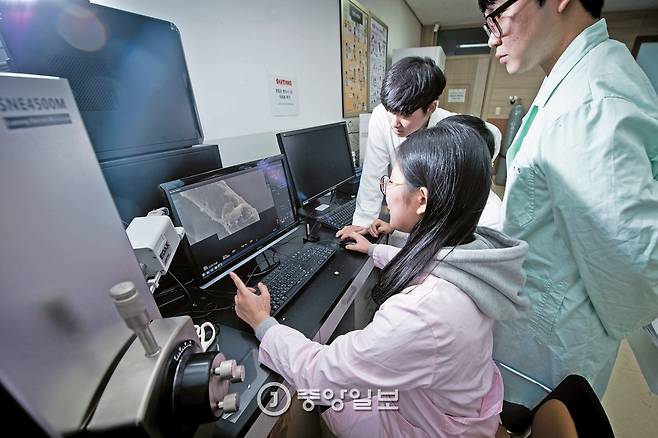 [대전과학고 학생들은 쉬는 시간이면 과학 실습실에 모여 R&E 연구에 대한 아이디어를 나누거나, 수업 내용 중 궁금한 내용을 실험을 통해 확인한다.]