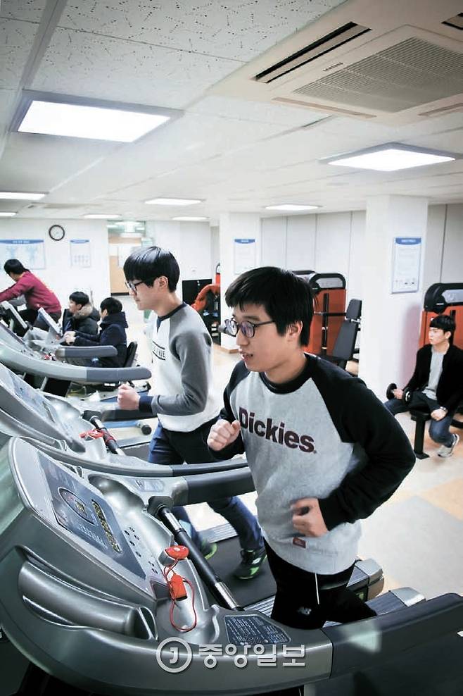 [대전과학고는 학생들은 기숙사 내의 휘트니스센터와 골프장 등에서 수시로 건강을 관리한다.]
