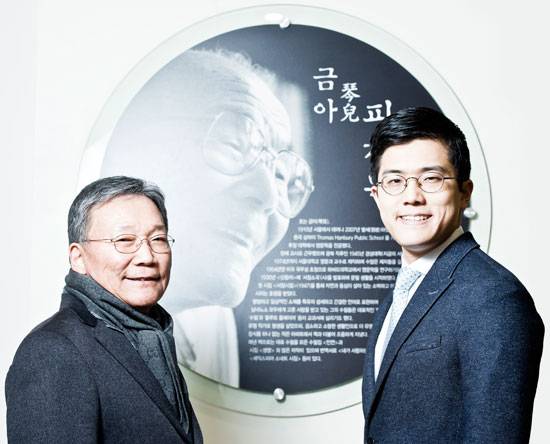 지난달 28일 피수영 교수가 아들 피윤성씨와 함께 서울 잠실에 있는 ‘금아피천득기념관’을 찾았다. 삼대(三代)가 한자리에 모인 셈이다. 두 사람 뒤로 아이처럼 환하게 웃고 있는 피천득 선생의 사진이 보인다.