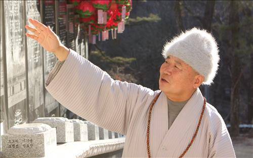 (서울=연합뉴스) 박상현 기자 = 2006년부터 9년간 108산사 순례를 진행한 혜자 스님이 올해는 53기도도량 순례를 시작한다. 서울 노원구 도안사에서 6일 혜자 스님이 108산사 순례에 대해 이야기하고 있다. 2015.1.6 psh59@yna.co.kr