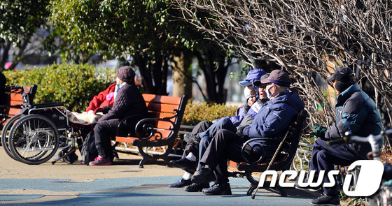 7일 오전 부산시청 녹음광장에서 노인들이 추운 날씨에도 불구하고 담소를 나누고 있다. 2016. 1. 7© News1 이승배 기자