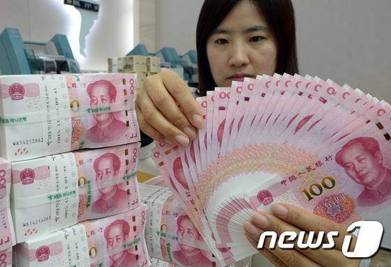 은행에서 취급중인 위안화. 2016.1.7/뉴스1 © News1 김명섭 기자