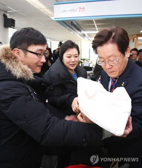 성남시 공공산후조리지원 1호 가족 탄생     (성남=연합뉴스) 홍기원 기자 = 이재명 성남시장(오른쪽)이 7일 오전 경기도 성남시 수정구 수진1동주민센터에서 '2016년 성남시 공공산후조리지원 1호 가족'으로 선정된 홍지은(31·여)·박태협(34)씨 부부의 아기를 안아보고 있다. 2016.1.7     xanadu@yna.co.kr