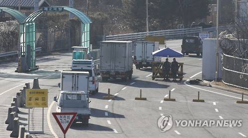 경의선 남북출입사무소에서 출경하고 있는 개성공단 차량들