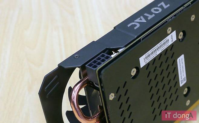 8핀 보조 전원 포트