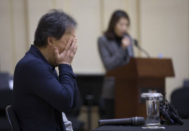 2015년 1월19일 세종문화회관 서울시향 연습실에서 열린 기자간담회에 참석해 질문에 답변을 하던 당시 정명훈 서울시향 예술감독이 피곤한 듯 손으로 얼굴을 쓸고 있다.  김성광 기자 flysg2@hani.co.kr