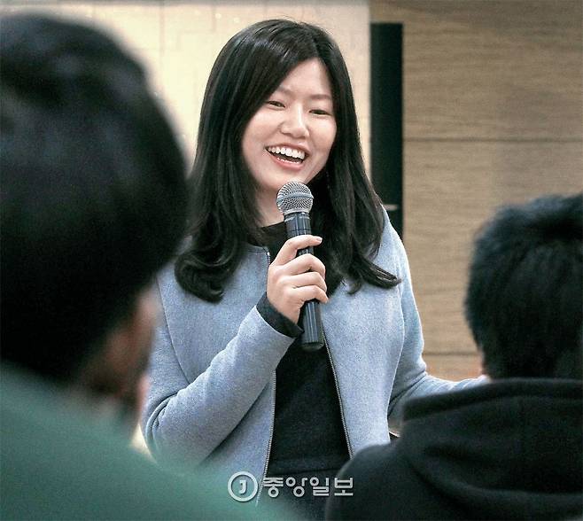 문선주 판사는 지난 5일 경기도 부천시에 있는 위기 청소년 공동체 ‘세상을 품은 아이들’에서 자신의 과거와 아이들의 미래, 그리고 억울한 마음을 다스리는 법에 관한 이야기를 청소년과 나눴다. 한 소년은 “판사님은 다 무서울 것이라고 생각했는데 우리 얘기를 잘 들어줘서 놀랐다”고 말했다. [오종택 기자]