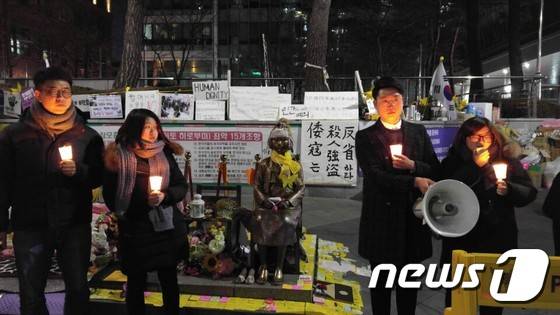 '일본군 위안부 한일협상 폐기를 위한 대학생 대책위원회' 소속 대학생들은 10일 저녁 7시쯤 서울 중구 중학동 옛 주한일본대사관 소녀상 앞에서 촛불문화제를 열고 농성에 참여한 소회를 밝혔다. 2016.1.10/뉴스1 © News1