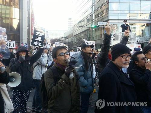 혐한세력에 반대하는 일본시민들의 '카운터 시위' (도쿄=연합뉴스) 조준형 특파원 = 10일 일본 도쿄 번화가인 긴자에서 벌어진 혐한 세력들의 시위에 반대하는 시민들이 이른바 '카운터 데모'를 벌이고 있다. 2016.1.10 jhcho@yna.co.kr