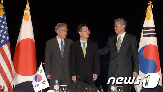 황준국 외교부 한반도평화교섭본부장(가운데)과 미국 측 수석대표 성김 미 국무부 대북정책특별대표(오른쪽), 당시 일본 측 수석대표 이하라 준이치 외무성 국장이 지난해 5월 서울 에서 열린 회의에 참석하고 있다.  /뉴스1 © News1 안은나 기자