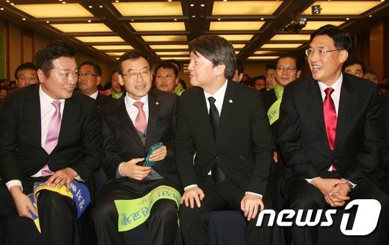 국민의당 안철수 의원이 11일 전남 순천 에코그라드 호텔에서 열린 초청강연회에서 옆 자리에 앉은 인사들의 얘기를 듣고 있다. 2016. 1.11/뉴스1 © News1 지정운 기자