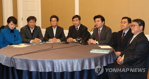 여야원내지도부회동에서 원유철 모두발언     (서울=연합뉴스) 하사헌 기자 = 새누리당 원유철 원내대표가 11일 오전 국회 귀빈식당에서 열린 4·13 총선 선거구획정 기준과 쟁점법안의 1월 임시국회 처리 협상을 위한 여야 원내재도부 회동에서 모두발언하고 있다.      toadboy@yna.co.kr