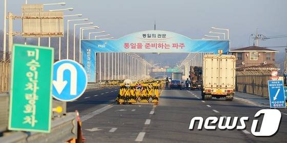 12일 오전 경기 파주 통일대교 남단에서 개성공단 입주기업 화물차량들이 개성을 향하고 있다.