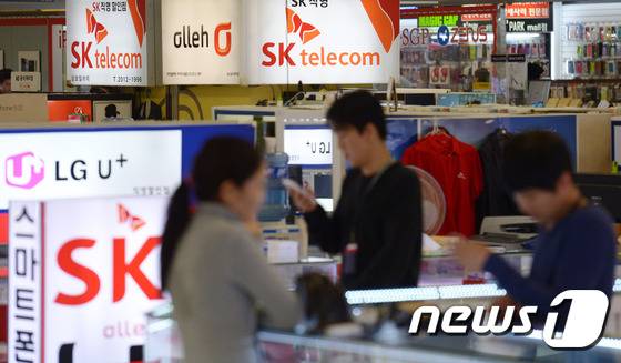 서울 용산구의 한 복합쇼핑몰 휴대전화 매장에서 시민들이 가입 상담을 받고 있다. © News1 민경석 기자