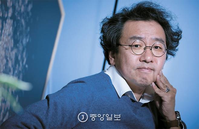 서울 논현동 여러가지문제연구소에서 만난 심리학자 김정운은 외로움의 역설을 이야기했다. “외로움을 해결하려 하지 말고 받아들여라. 외로움에 익숙해질 때 외롭지 않게 된다”는 것이다. [권혁재 사진전문기자]