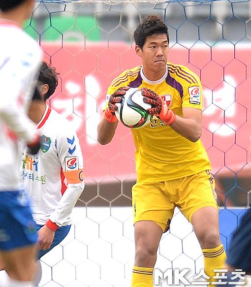 이범영(왼쪽)이 부산 아이파크 시절 수원 FC와의 ‘2015 K리그 승강 플레이오프’ 홈 2차전에서 상대 슛을 잡아내고 있다. 사진(구덕운동장)=옥영화 기자