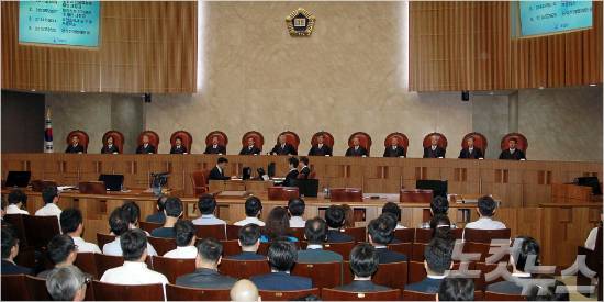 지난해 7월 대법원 대법정에서 원세훈 전 국정원장의 선거개입 상고심 선고가 진행되고 있다. 이날 대법원은 원세훈 전 국정원장의 선거개입 사건의 원심을 파기하고 서울고등법원으로 돌려보냈다. (사진=윤창원 기자)