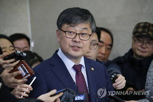 질문에 답하는 최원식 의원     (서울=연합뉴스) 이상학 기자 = 더불어민주당 최원식 의원이 12일 오전 국회 정론관에서 탈당 기자회견을 마친 뒤 취재진의 질문에 답하고 있다. 2016.1.12     leesh@yna.co.kr