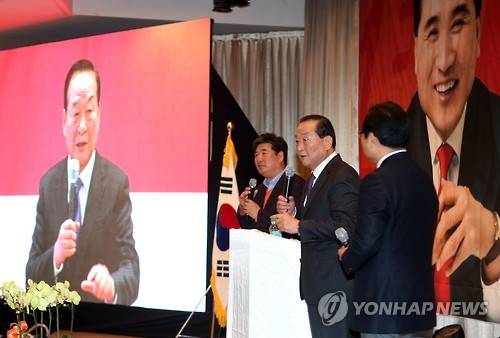 (부산=연합뉴스) 조정호 기자 = 새누리당 서청원 최고위원이 12일 오후 부산 해운대에서 열린 김세현 전 친박연대 사무총장의 출판기념회에 참석해 인사말을 하고 있다. 2016.1.12     ccho@yna.co.kr