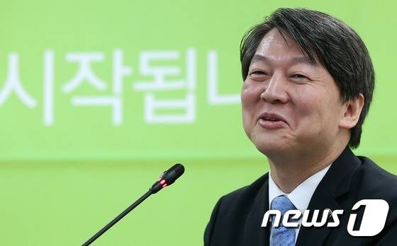 국민의당 창당 작업을 추진 중인 안철수 의원이 13일 서울 마포구 당사에서 열린 첫 기획조정회의에서 환하게 웃음짓고 있다. 2016.1.13/뉴스1 © News1 오대일 기자