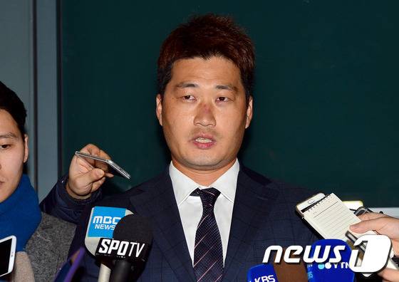 미국 메이저리그 세인트루이스 카디널스와 입단 계약을 마친 오승환이 13일 오후 인천공항을 통해 입국해 취재진 질문에 답하고 있다. ⓒ News1 임경호 기자