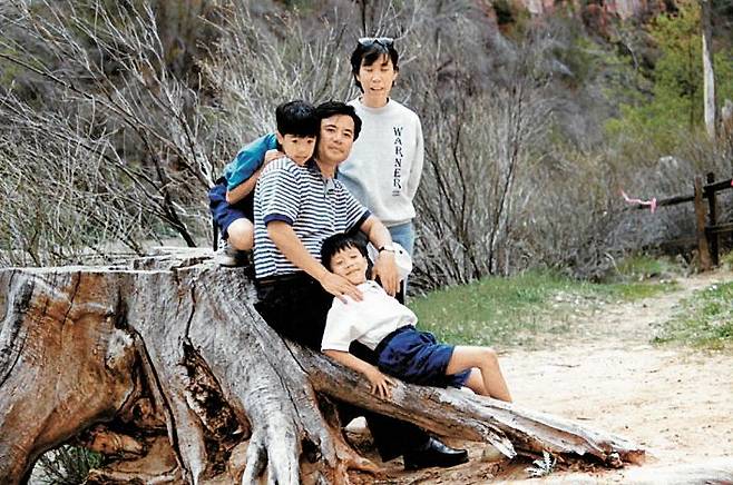 황희승 대표가 초등학교 2학년때 부모님과 함께 서울 근교에서 찍은 사진. 맨 왼쪽부터 황 대표, 아버지, 어머니, 남동생.